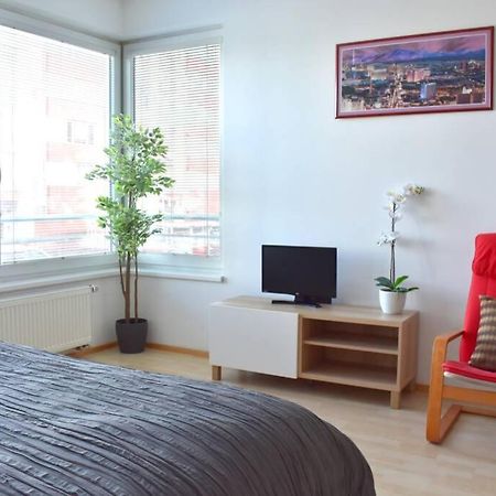Modern Apartments - Airport 8Mins Praga Exterior foto