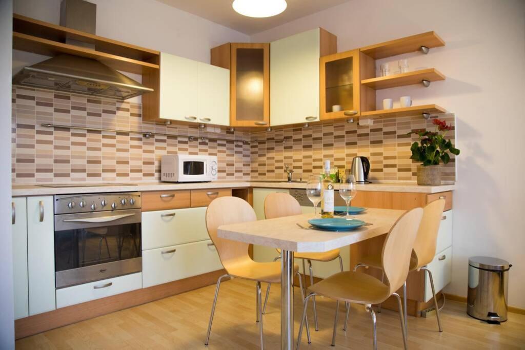 Modern Apartments - Airport 8Mins Praga Exterior foto