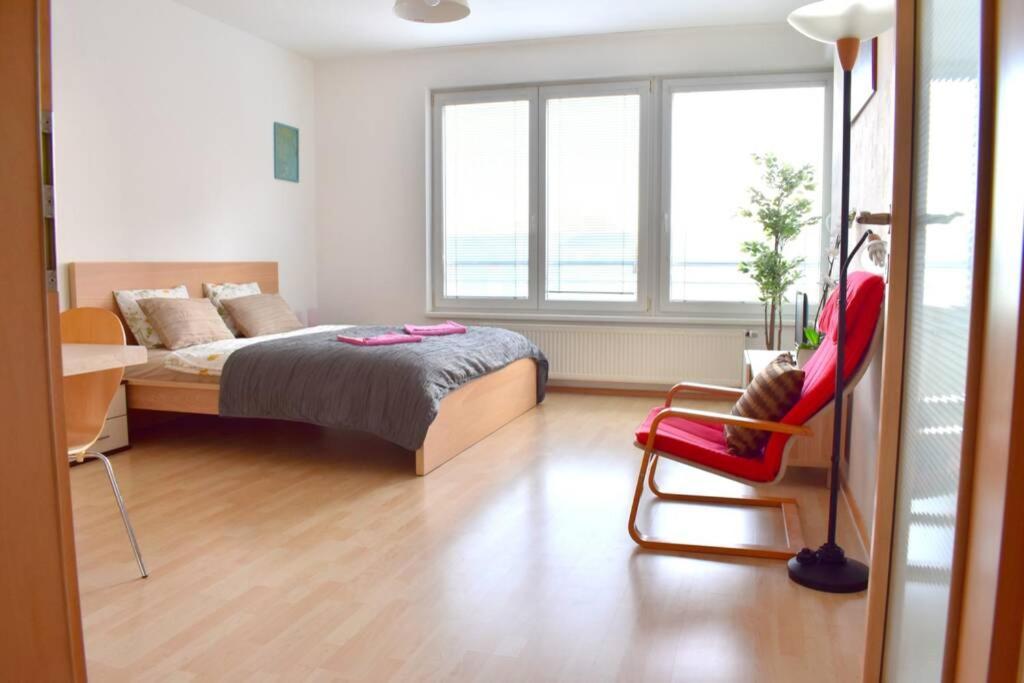 Modern Apartments - Airport 8Mins Praga Exterior foto