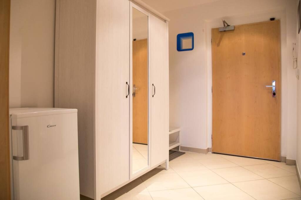 Modern Apartments - Airport 8Mins Praga Exterior foto
