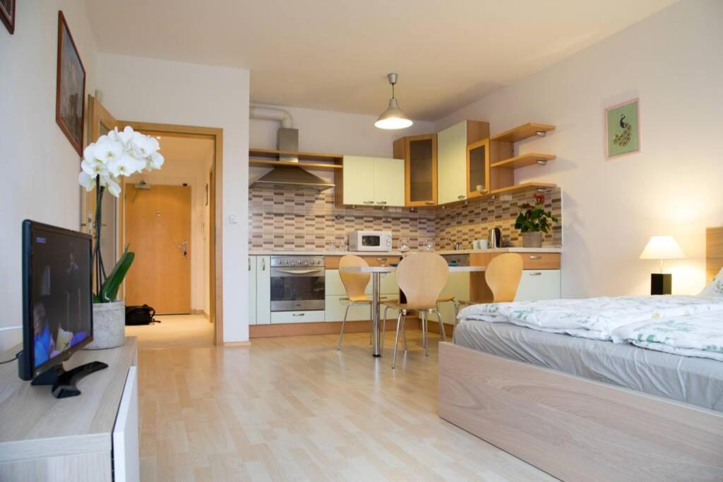 Modern Apartments - Airport 8Mins Praga Exterior foto